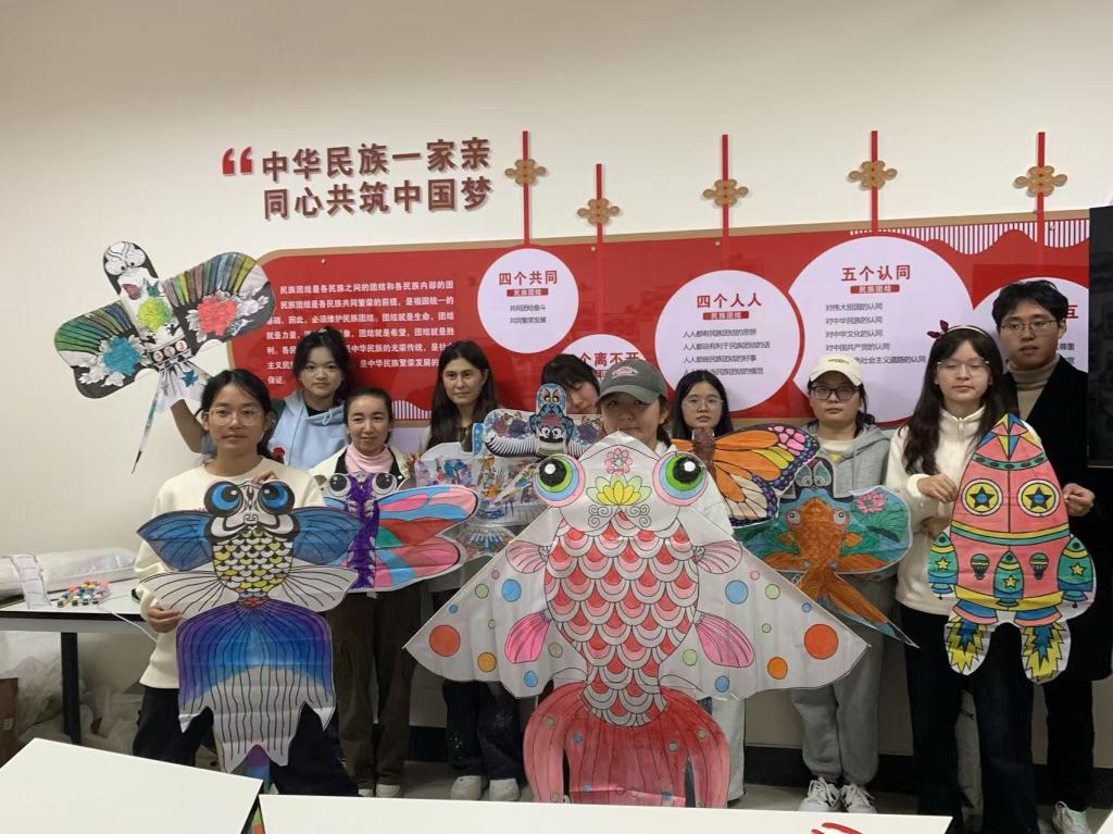 放飞梦想，共绘青春——我校组织学生开展“一站式”纸鸢艺术体验活动